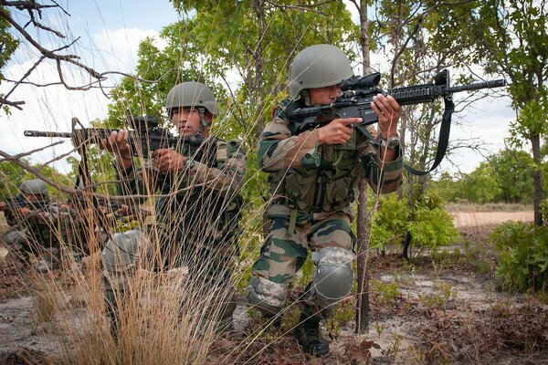 Soldaten der indischen Armee mit Waffen in der Hand