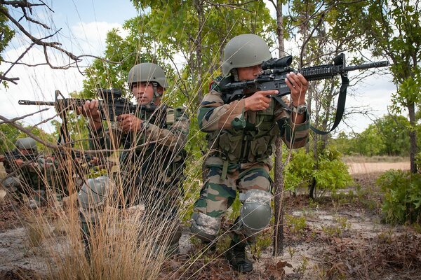 Soldats de l armée indienne avec des armes à la main