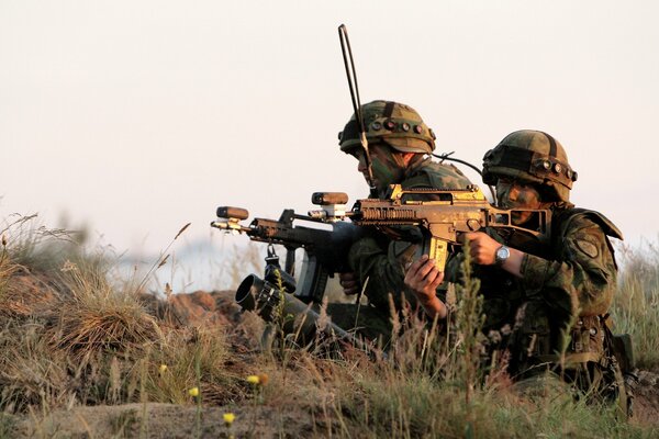 Soldados del ejército Letón con armas