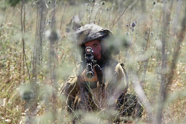 Ein israelischer Soldat, der ein Zielfernrohr hält