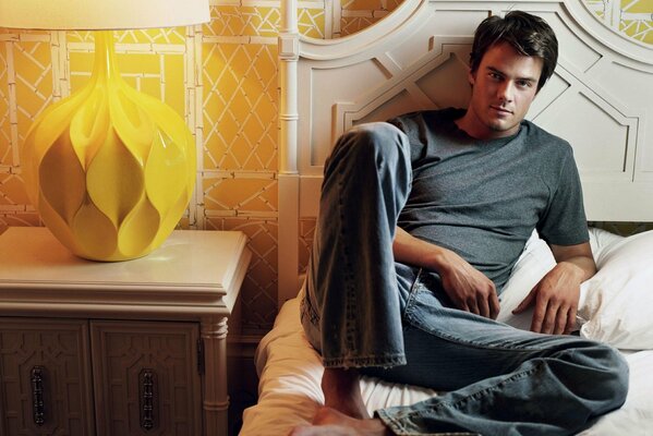 Mesa, cama y Josh Duhamel