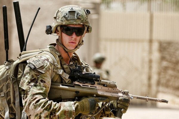 Uniforme de soldado australiano con armas