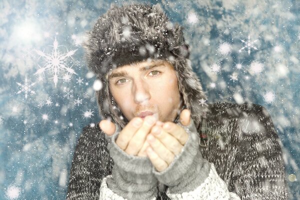 Ragazzo in cappello e maglione in inverno