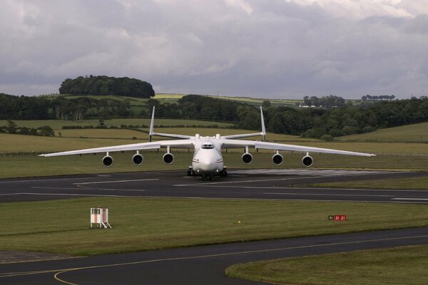 Antonov-Frachtflugzeug auf der Landebahn