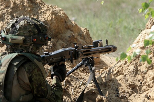 Armee-Scharfschütze in den Bergen