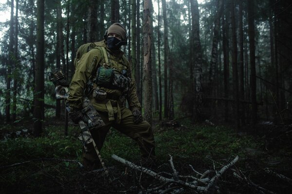 Ein maskierter Marines-Soldat wandert öfter durch das undurchdringliche