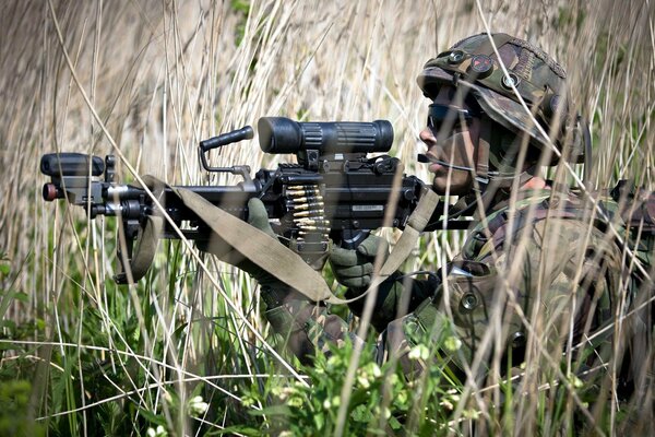 Soldaten der niederländischen königlichen Armee mit Waffen