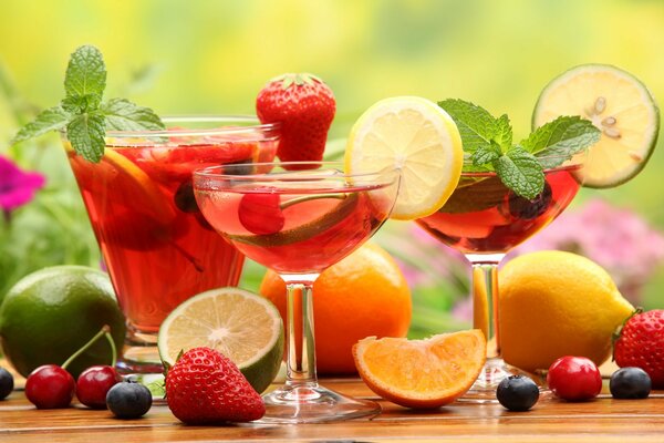 Mix di cocktail con frutti di bosco e frutta