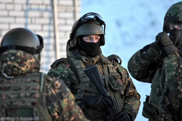 Les combattants des forces spéciales sur une mission dangereuse