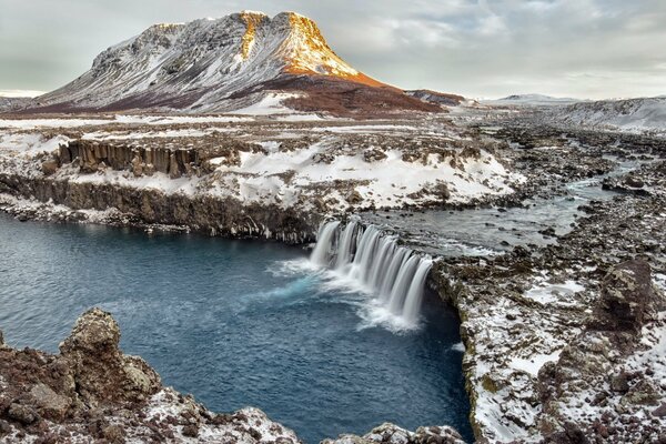 Hermoso paisaje de invierno Islandés