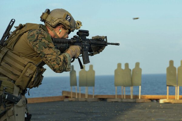 Ein Soldat in militärischer Munition mit einer Waffe