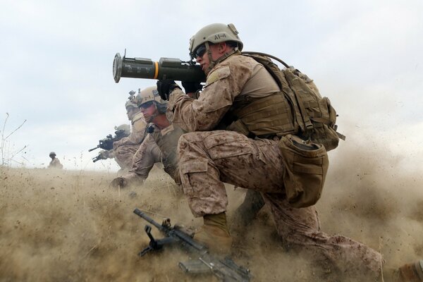 Soldat avec une arme à la main vise