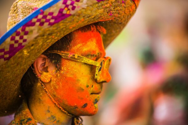 Uomo con cappello al Festival dei fiori di Salem