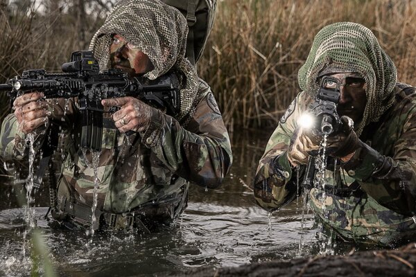 Soldados con armas en una emboscada