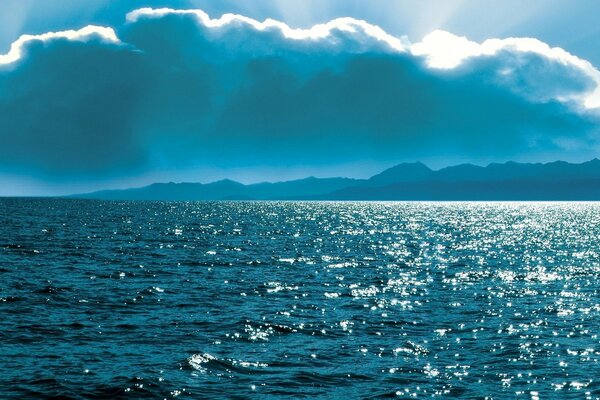 Eine Wolke über der Meeresoberfläche. Schönheit!