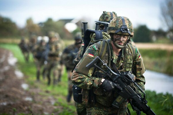 Eine Gruppe von Soldaten gehen zur Aufgabe