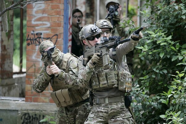 Soldiers with weapons are preparing for the operation