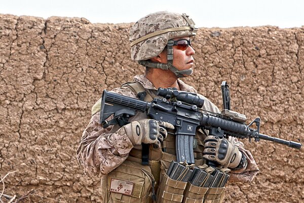 Soldaten auf der Wache mit Waffen und in Uniform