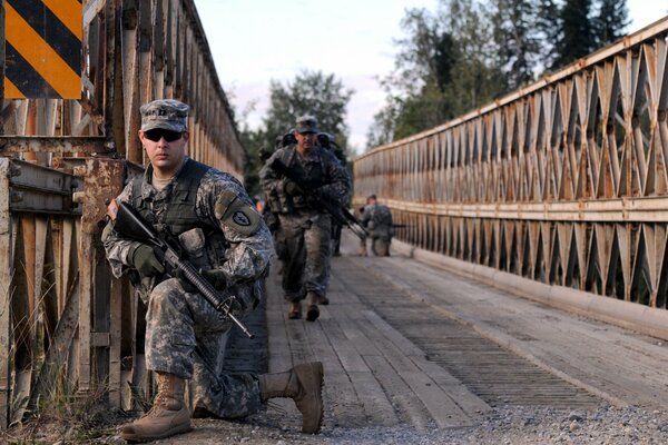 Menge von Soldaten mit Waffen auf der Brücke