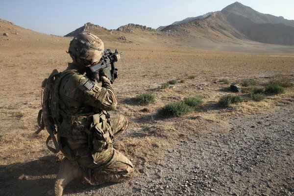 Soldat mit Maschinengewehr in der Wüste im Visier