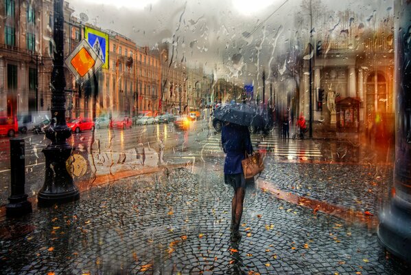Auf einem städtischen Pflasterstein eilt ein Mädchen mit einem Regenschirm nach Hause