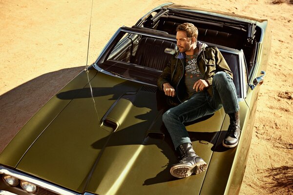 Paul Walker sul cofano di un auto nel deserto