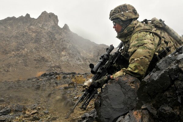 Soldado en emboscada listo para la batalla