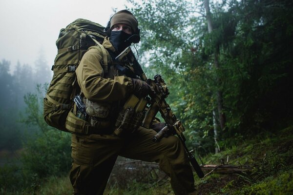 Soldat bei Aufklärungsaktion im Wald