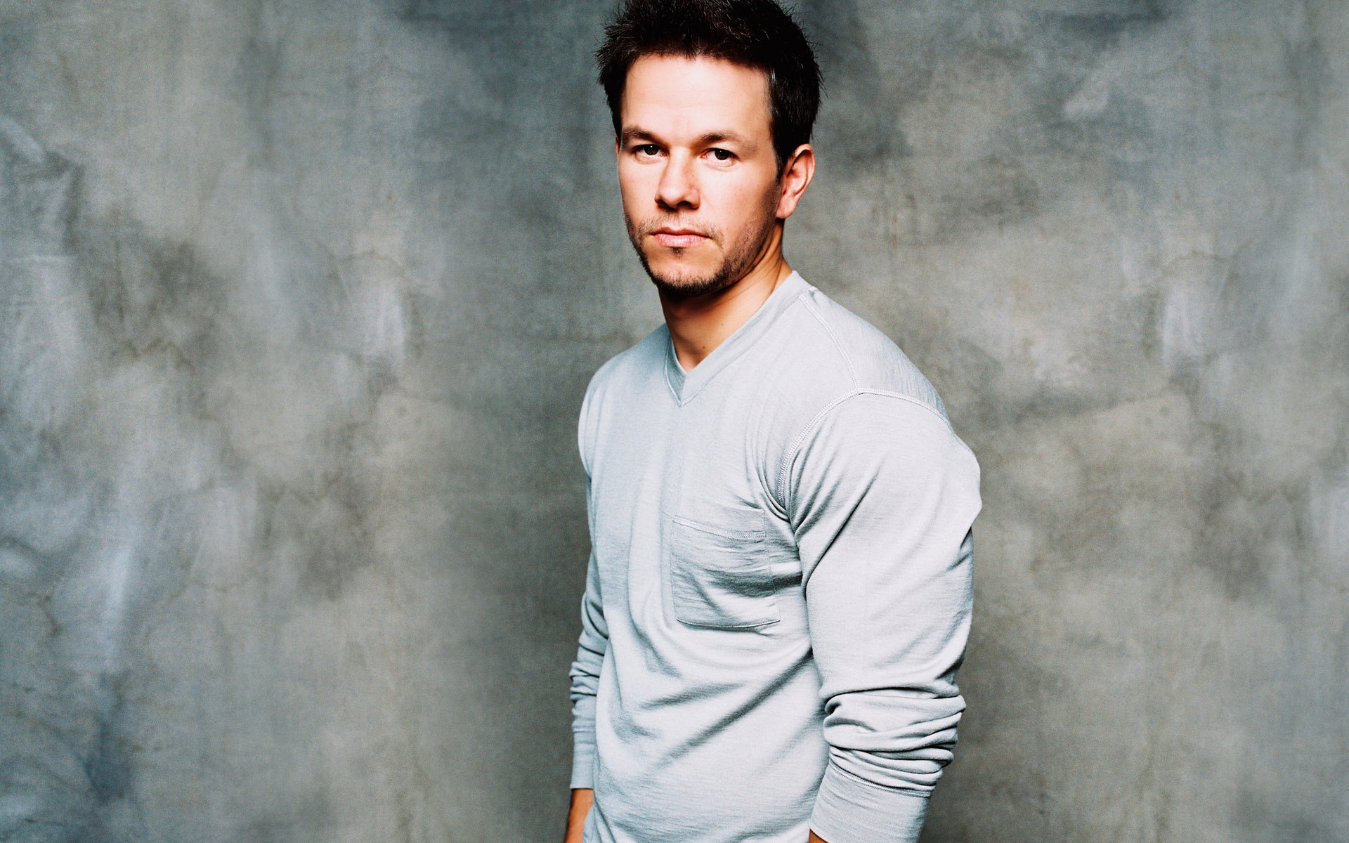 mark wahlberg attore sfondo grigio