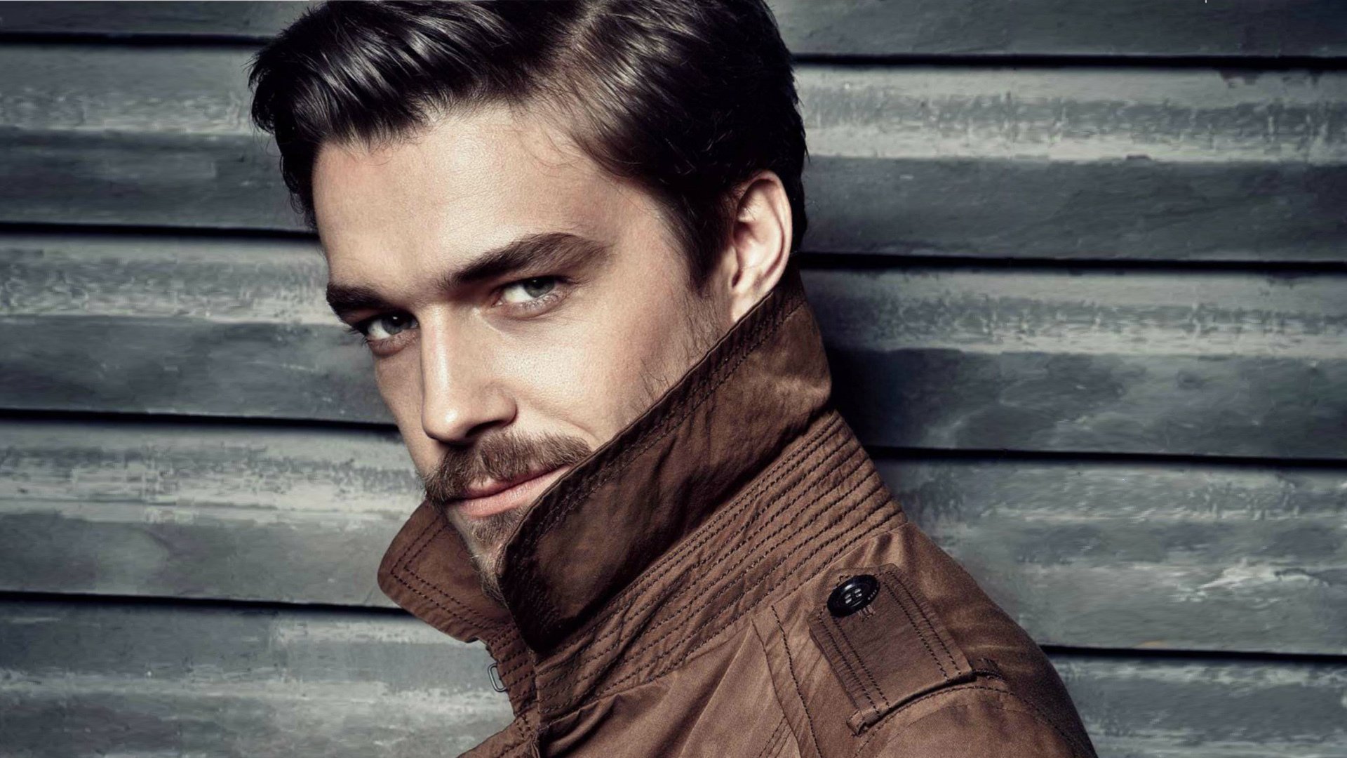 maxim matveyev acteur manteau col relevé