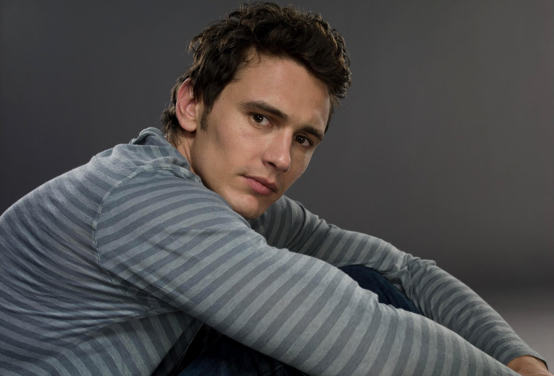 james franco actor chico fondo gris