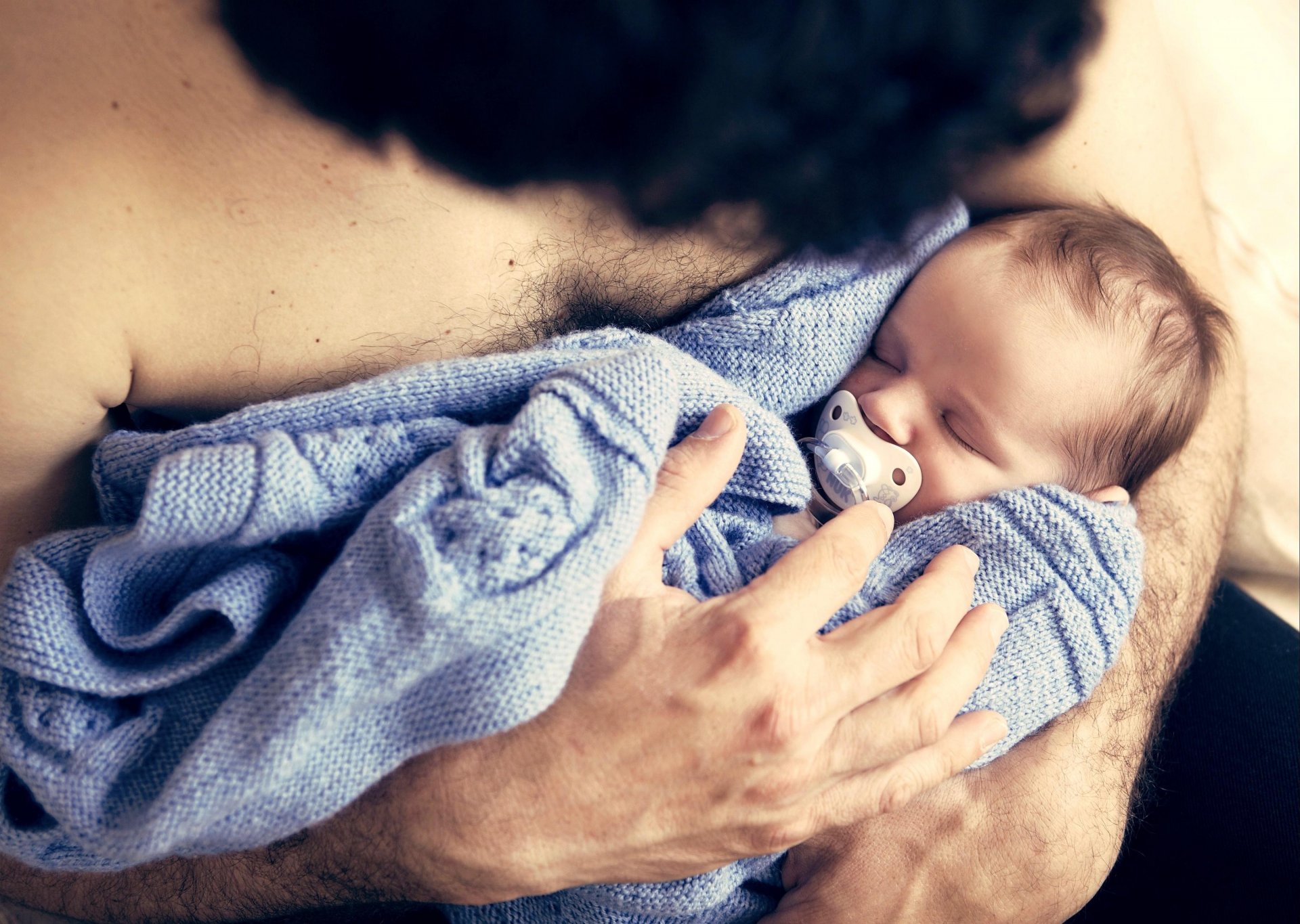 uomo ragazzo mani bambino bambino bambino dormire dormire capezzolo