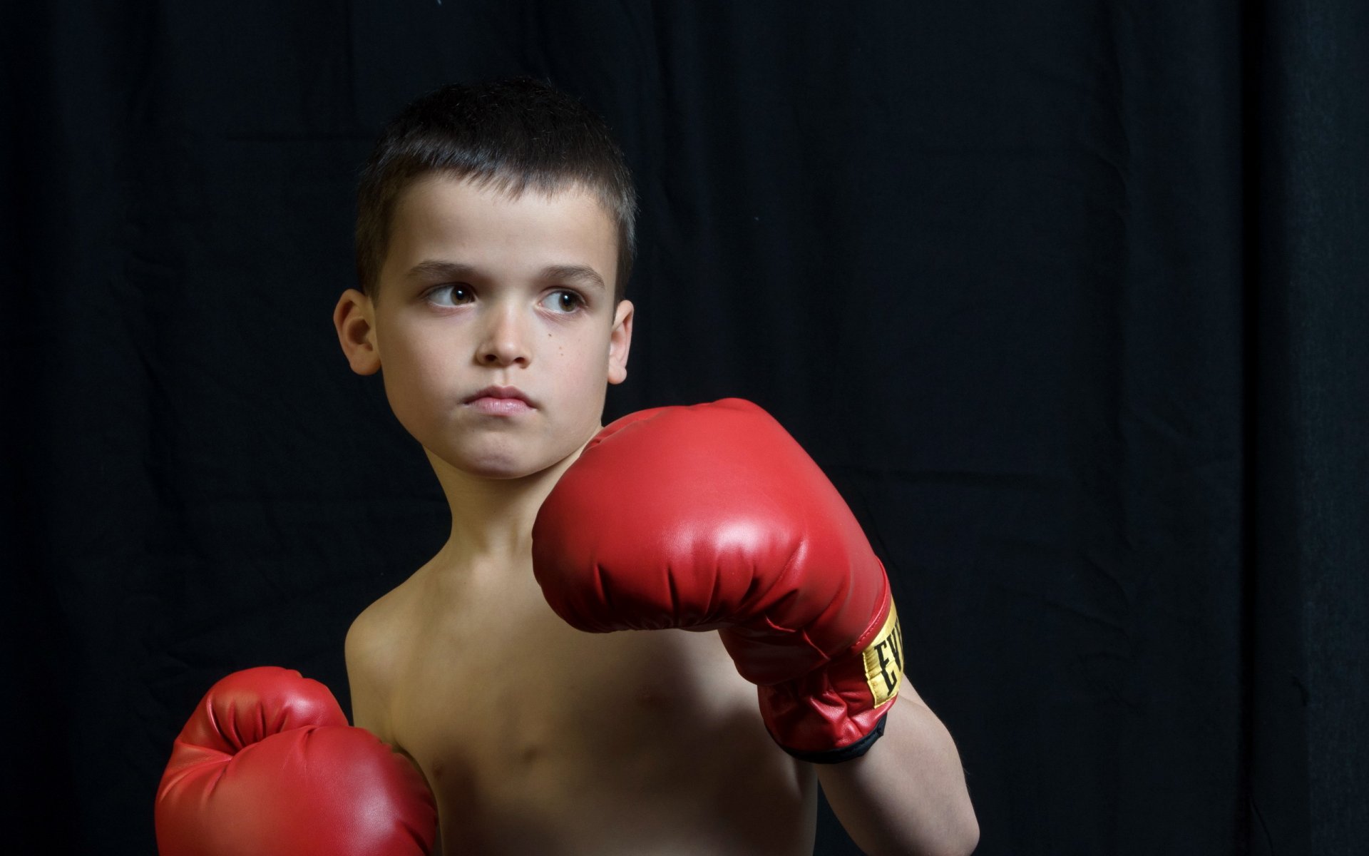 niño guantes mirada