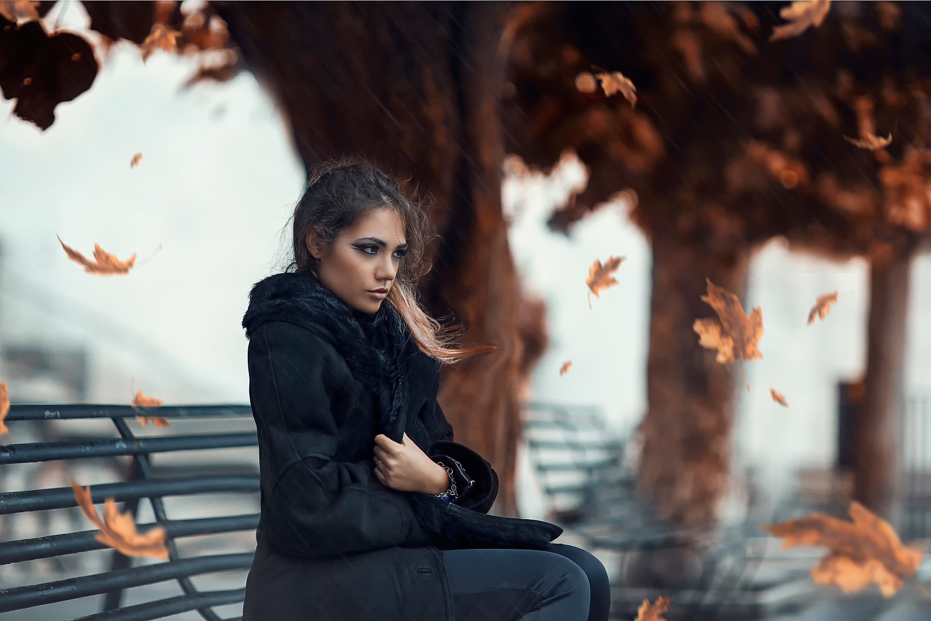 ragazza vento foglie freddo autunno