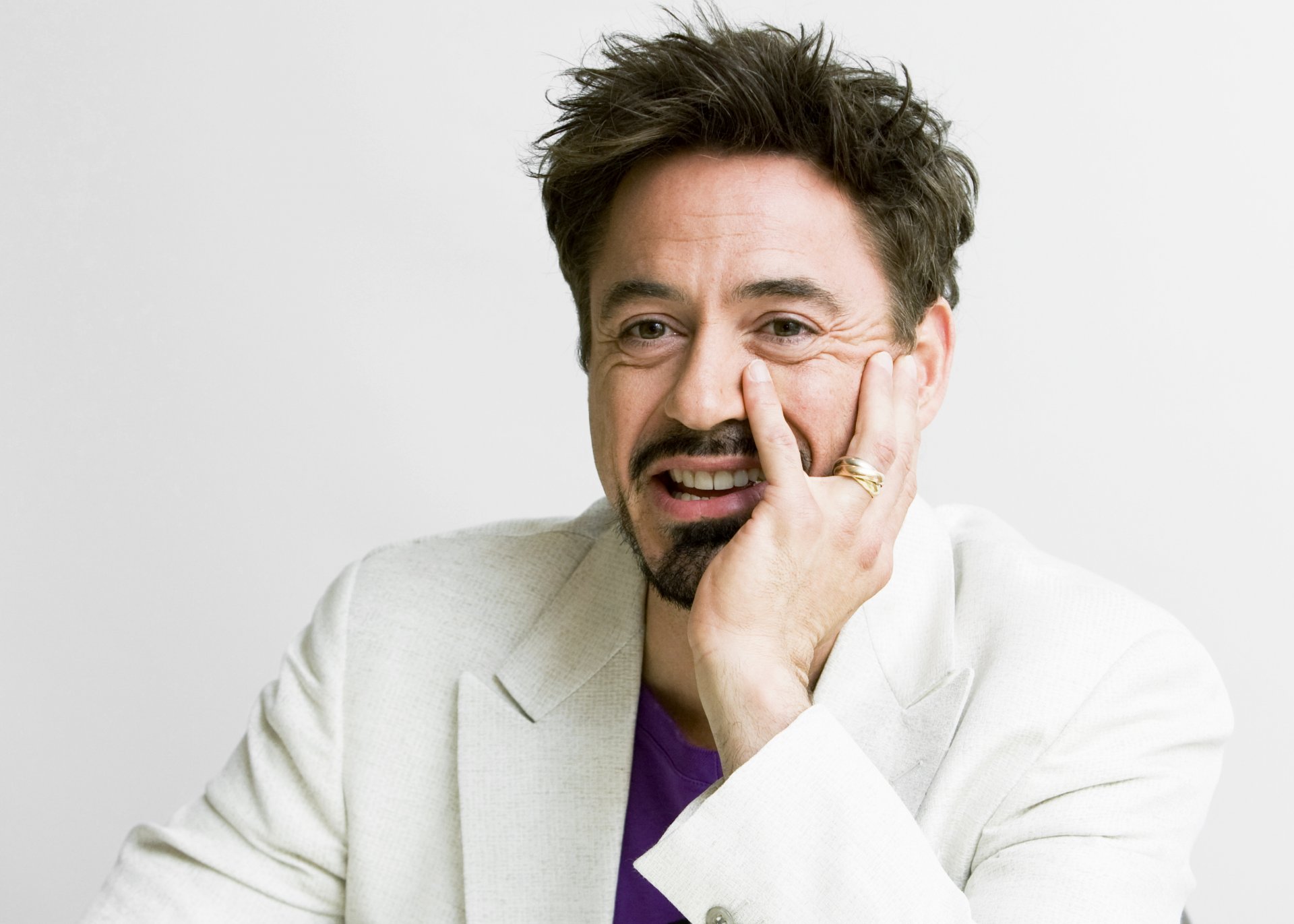 robert downey jr. ring hand lächeln robert downey jr.