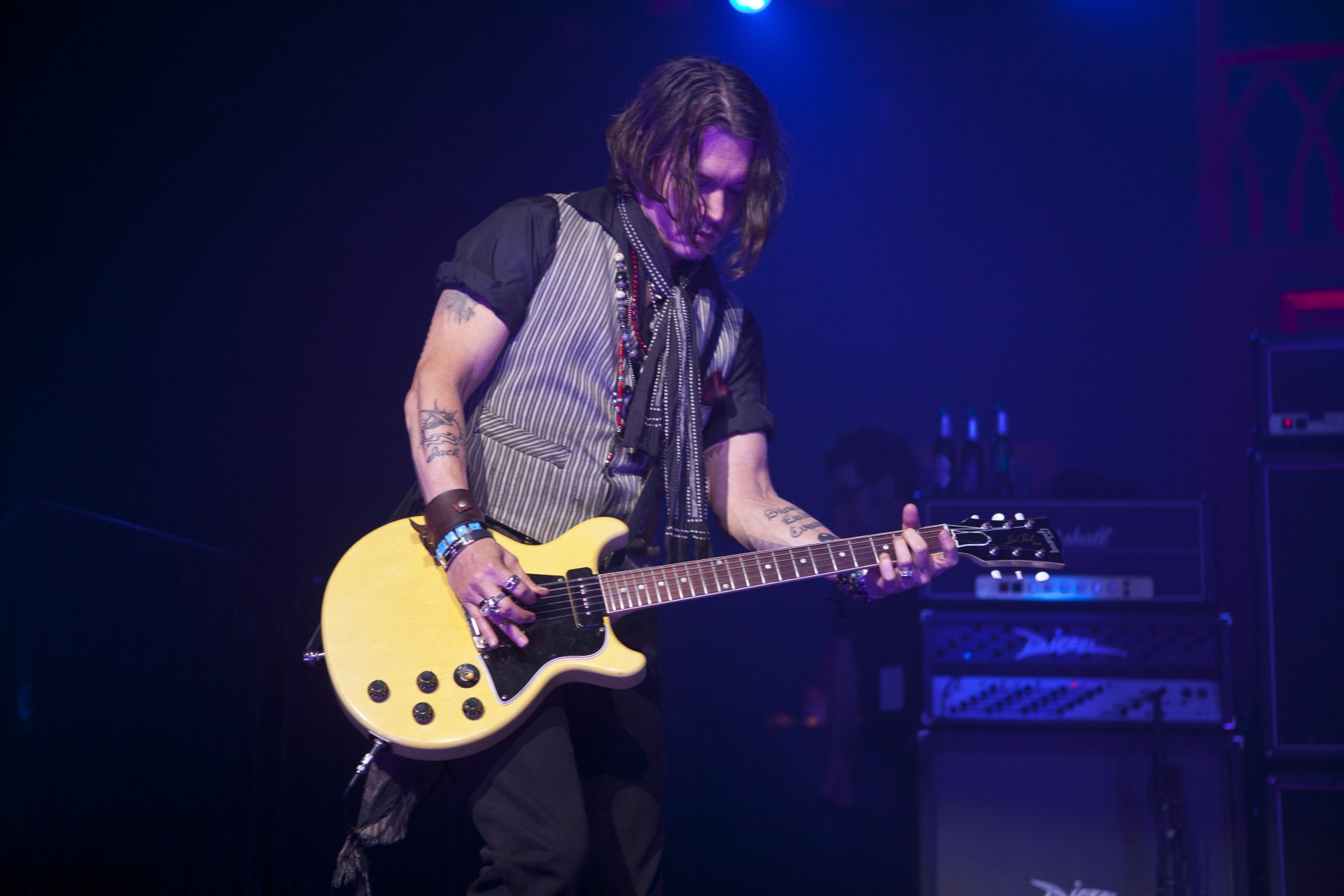 johnny depp gibson guitarra concierto