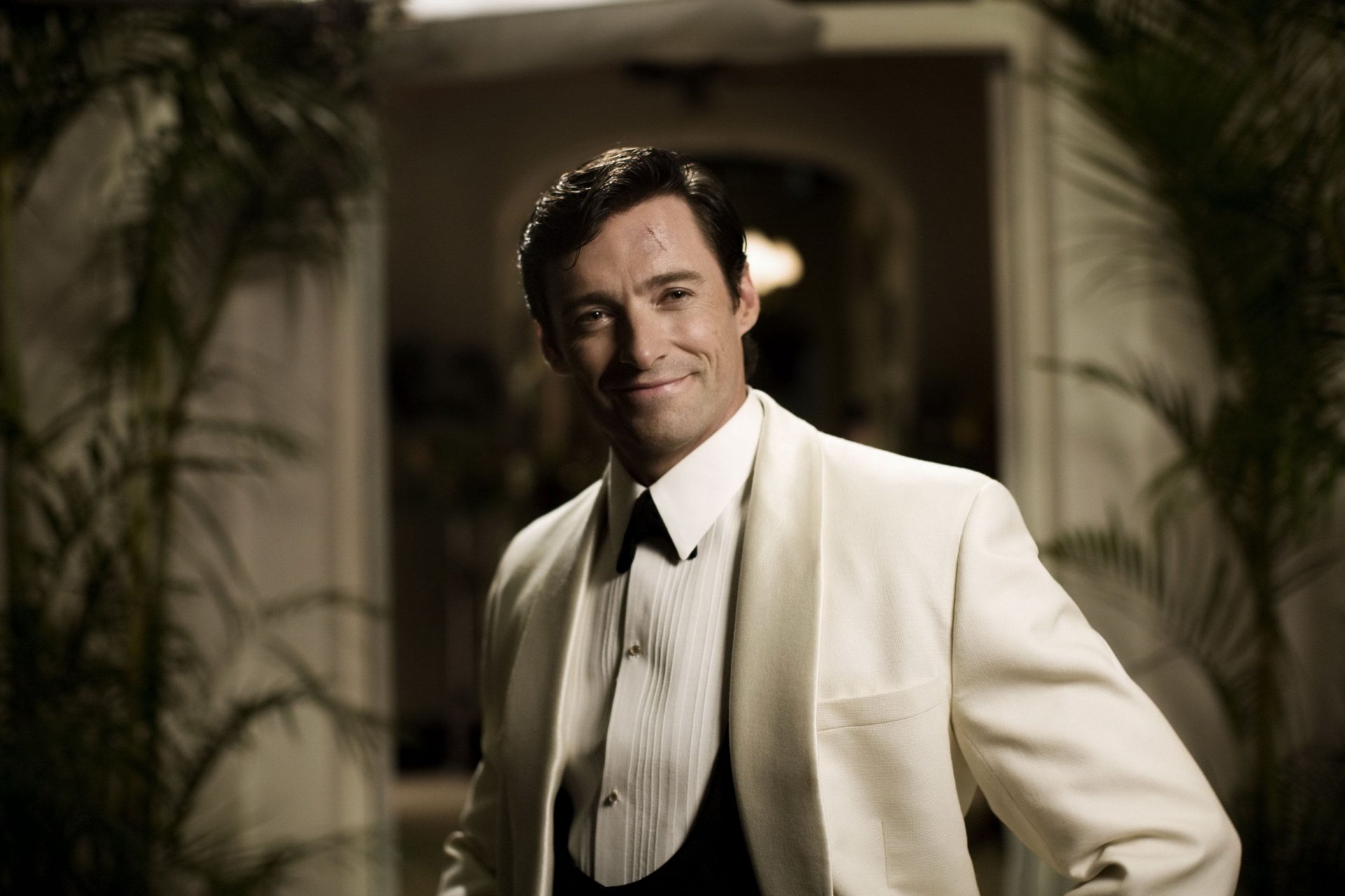 homme acteur hugh jackman costume blanc sourire cicatrice