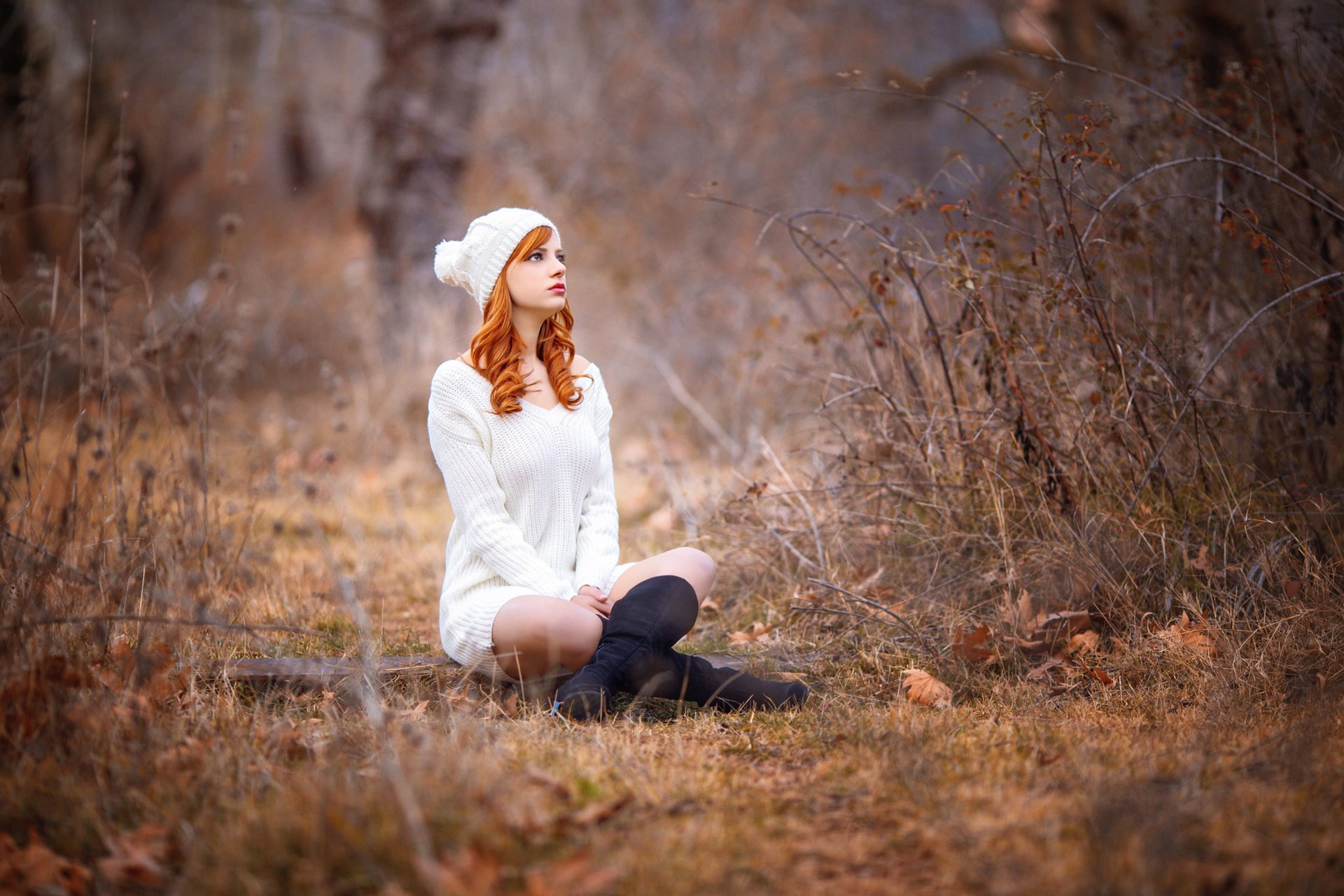 chica pelirroja gorro blanco bosque otoño belleza