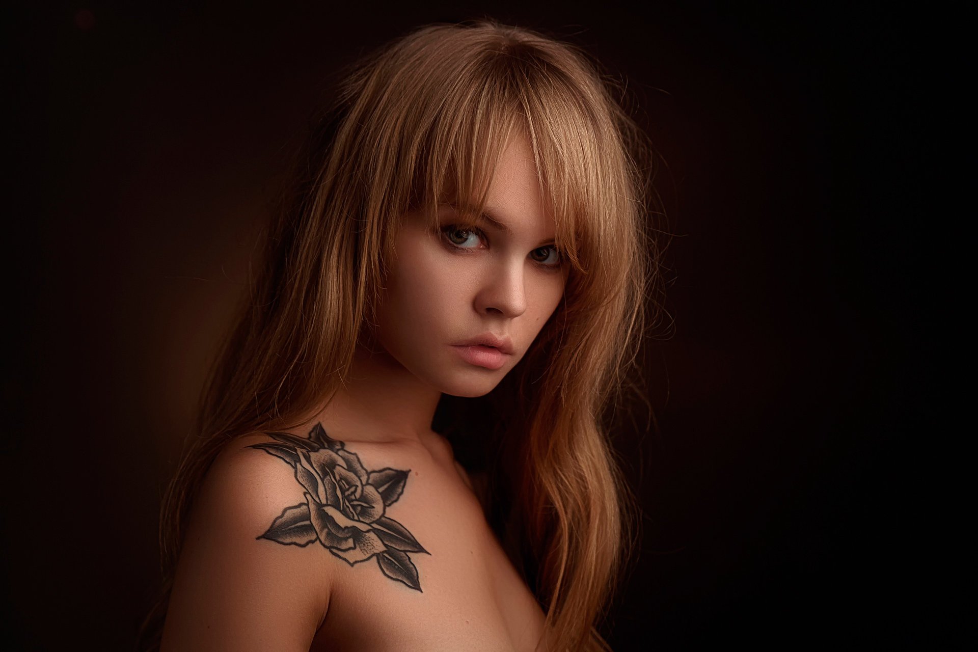 anastasia shcheglova tatouage vue fond sombre