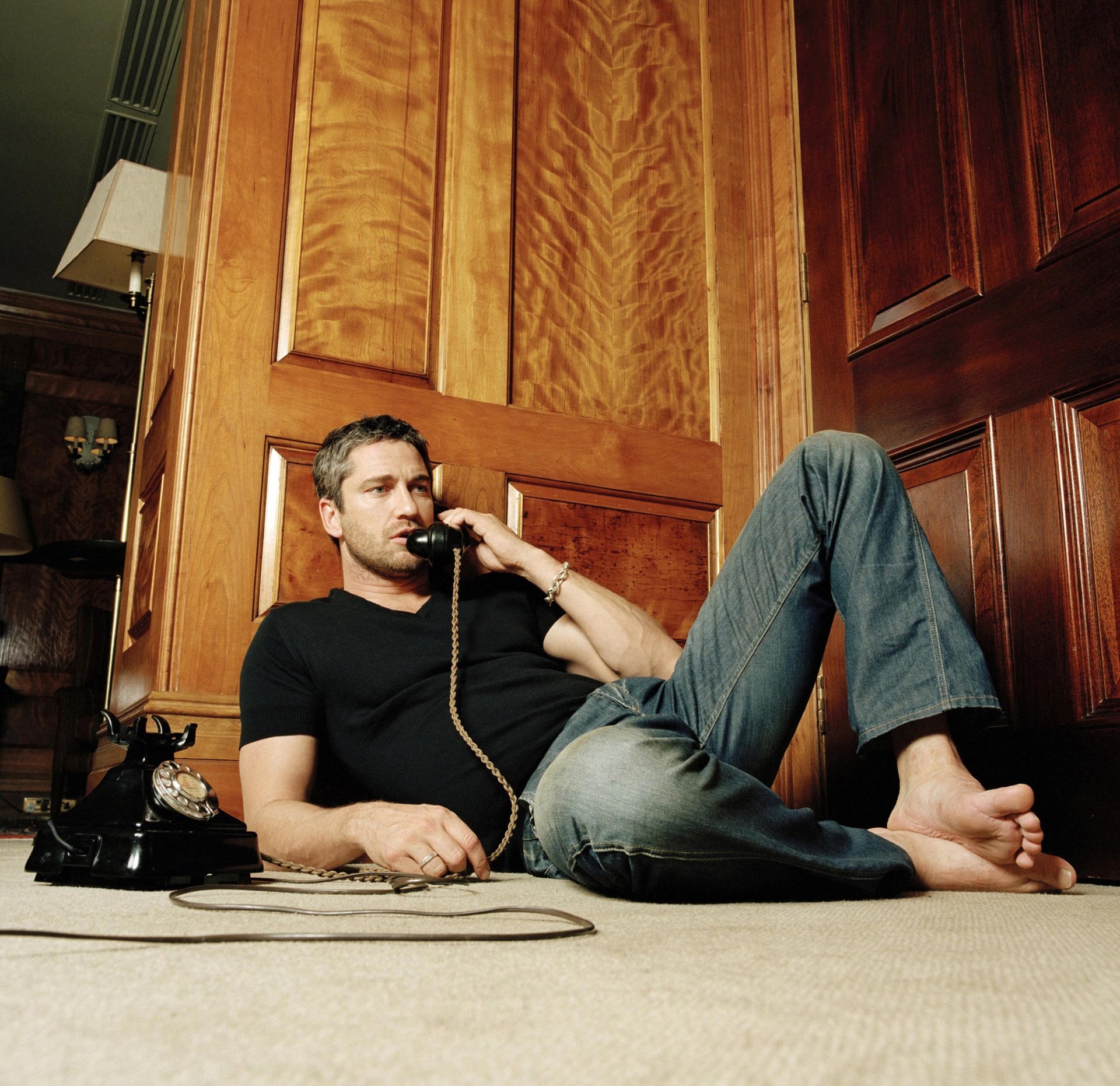 gerard butler hollywood star men the old phone talk jeans barefoot spartan wallpaper