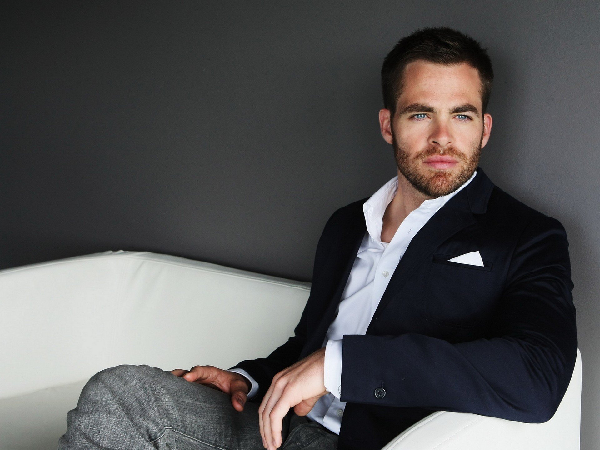 chris pine jacket blue eye