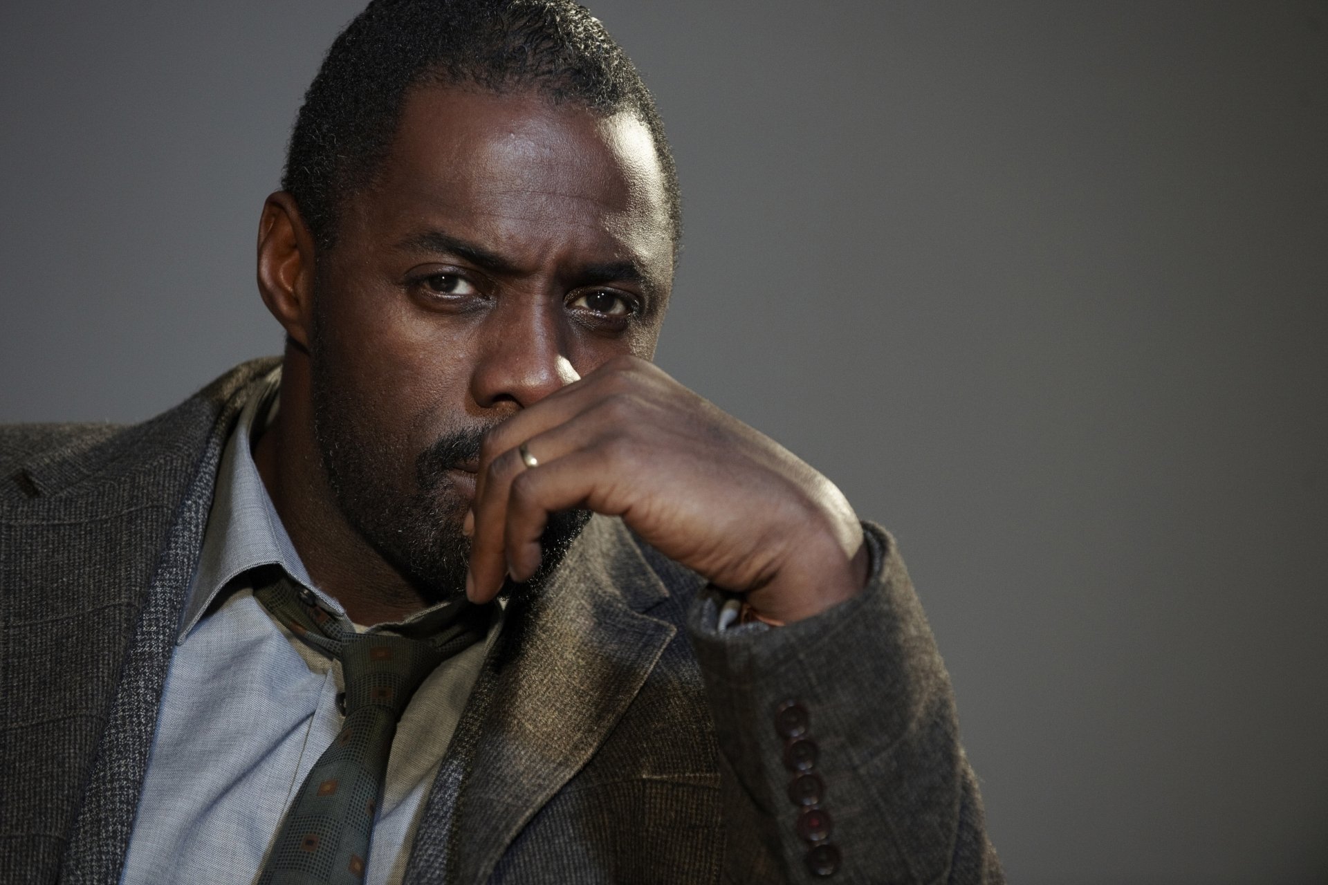 idris elba mężczyzna producent murzyn afrykanin spojrzenie ręka