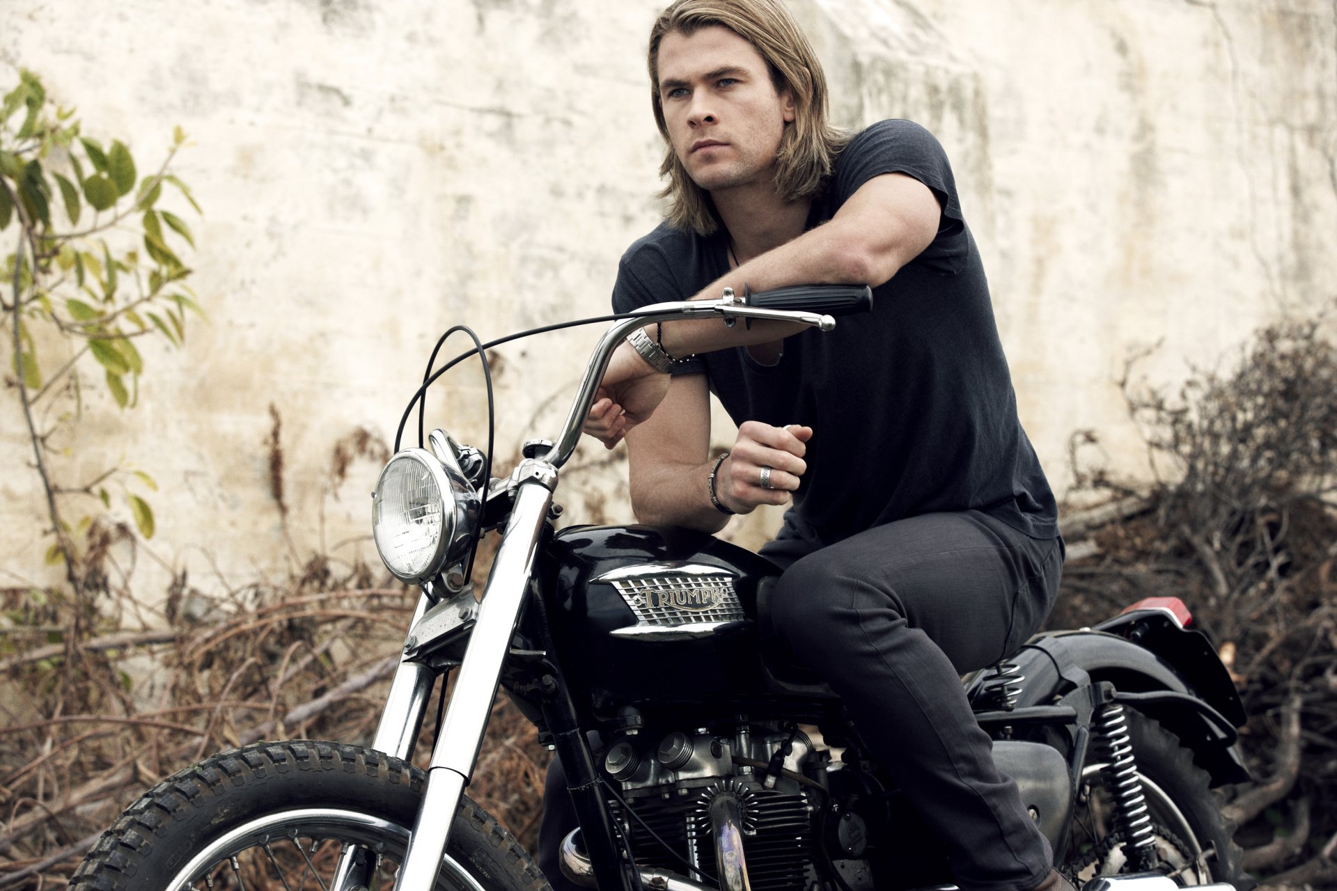 chris hemsworth attore uomo moto