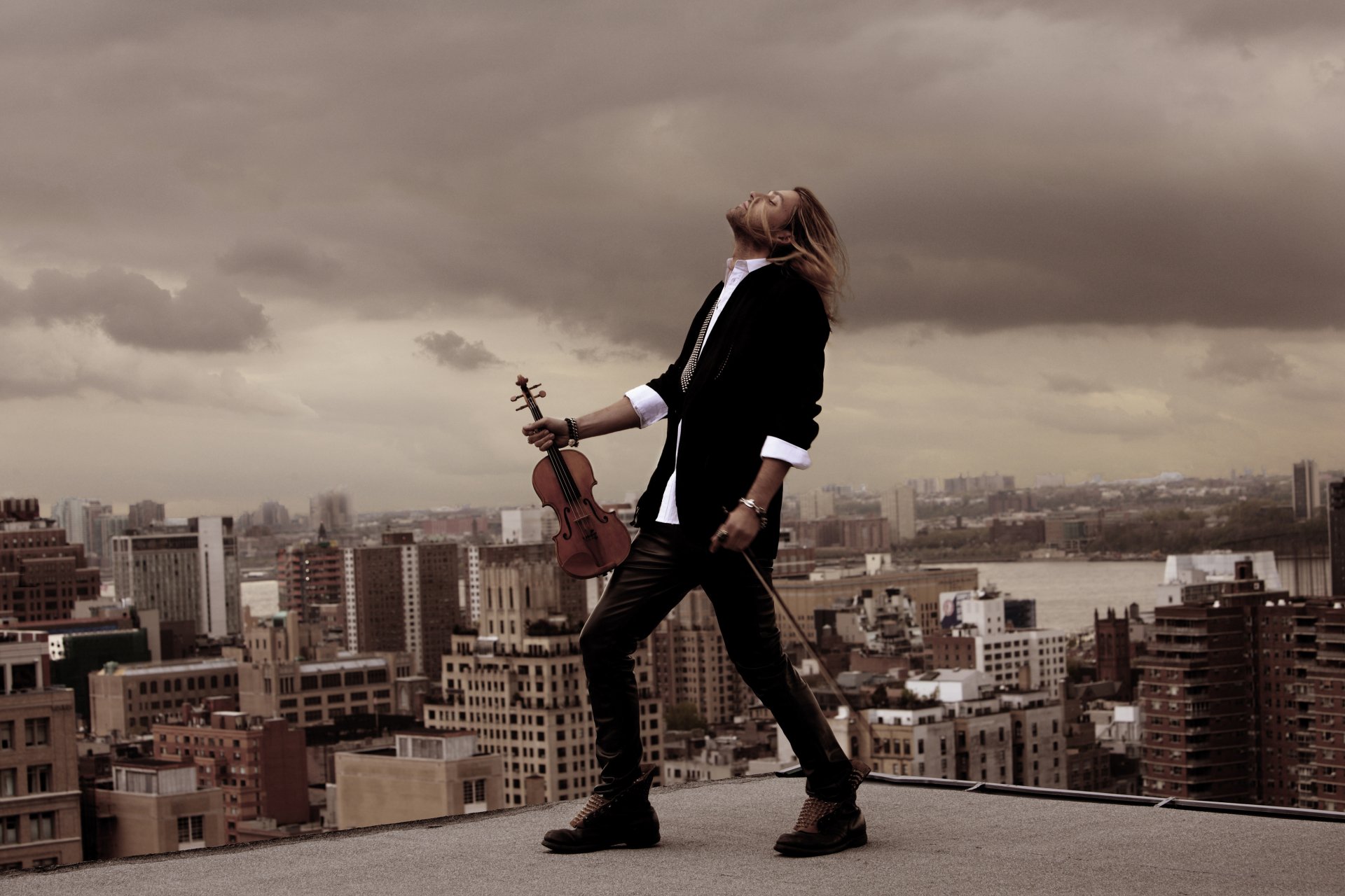 david garrett musicien violoniste violon vent cheveux toit bâtiments moment costume