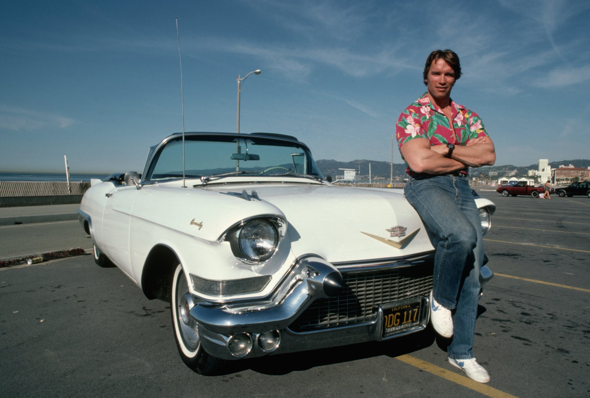 arnold schwarzenegger aktor producent reżyser samochód vintage cadillac mężczyzna