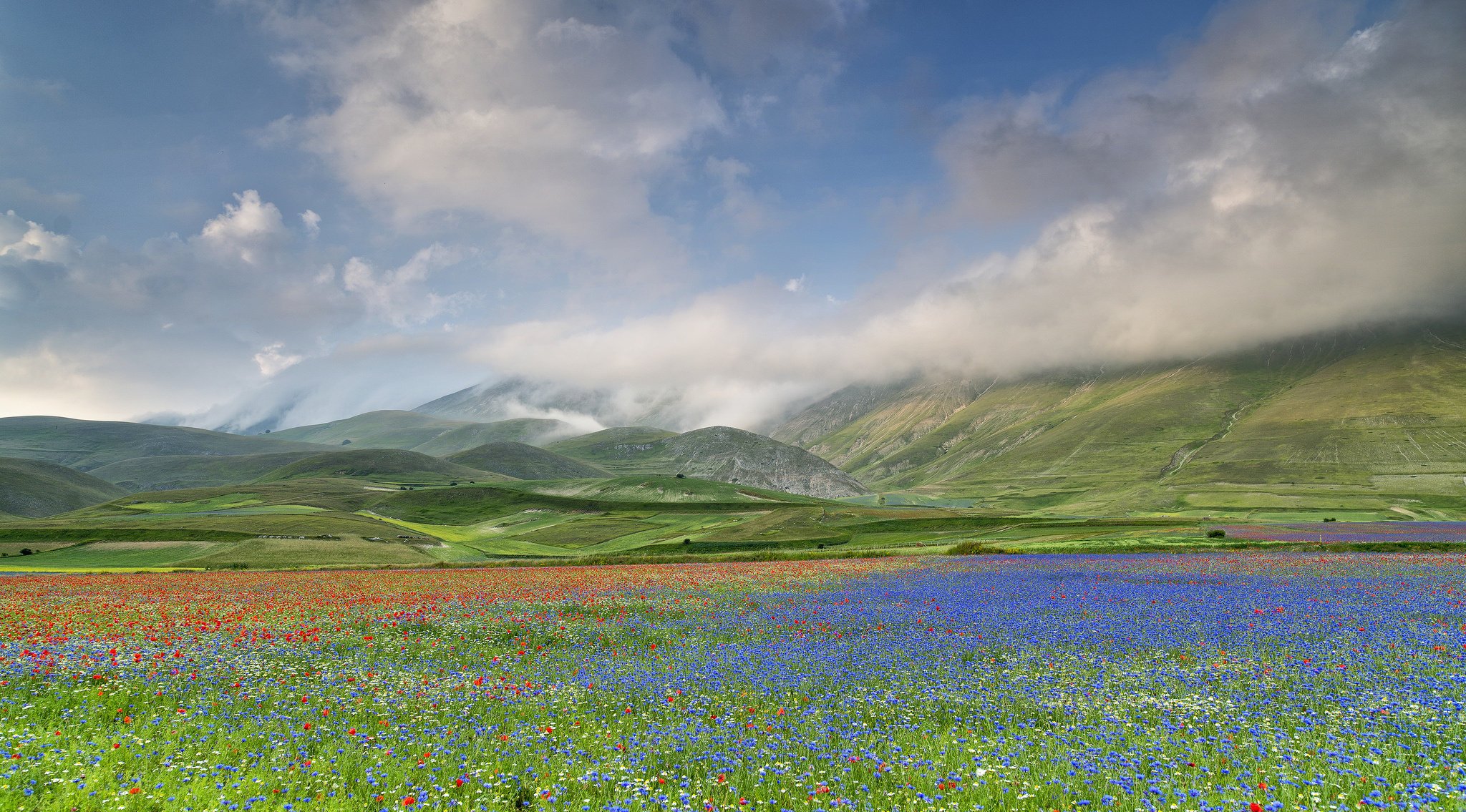 umbria castelluccio paesaggio cielo prato montagne italia nuvole natura