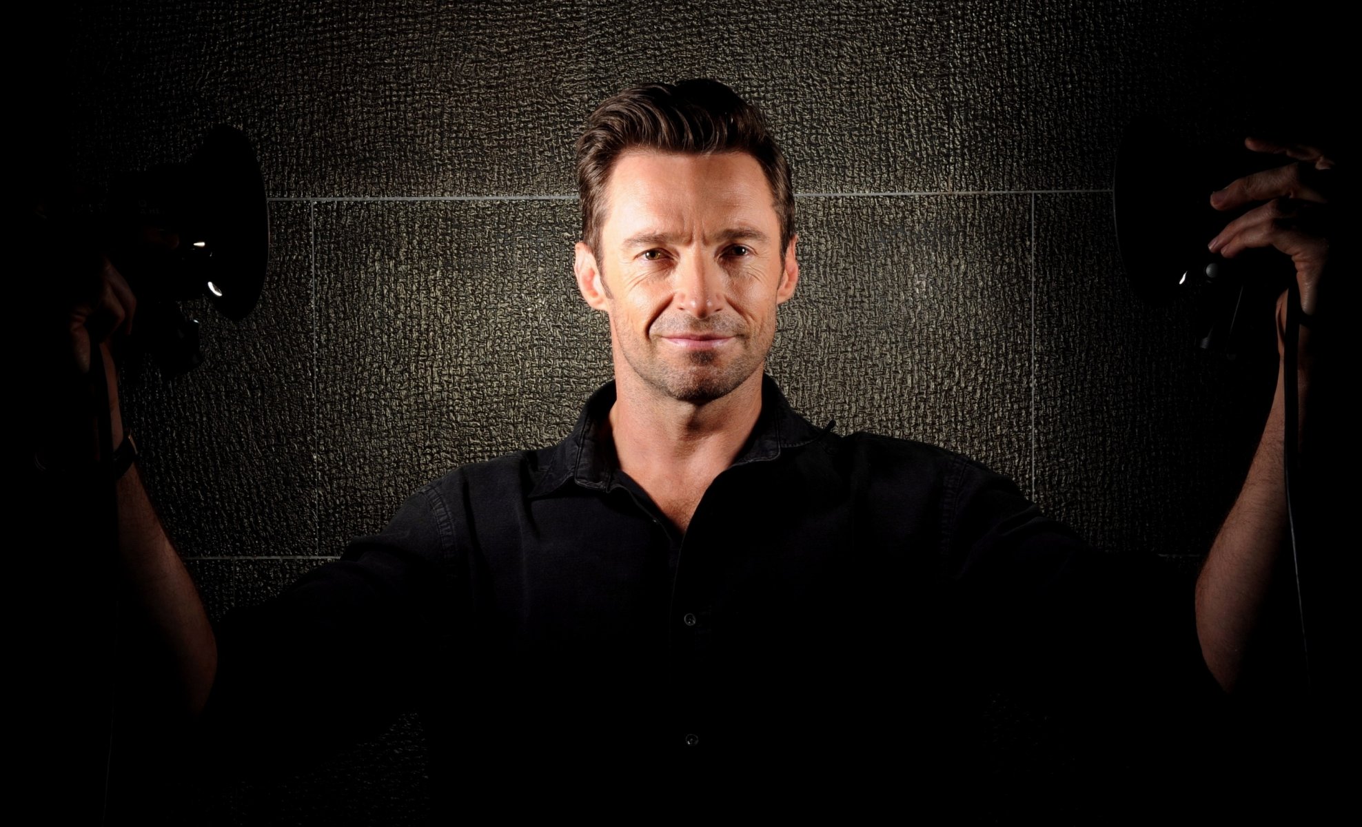 hugh jackman attore lampade camicia