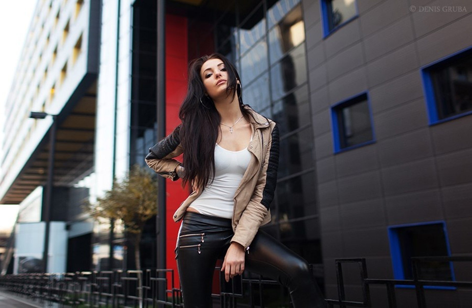 ragazza modella bruna città