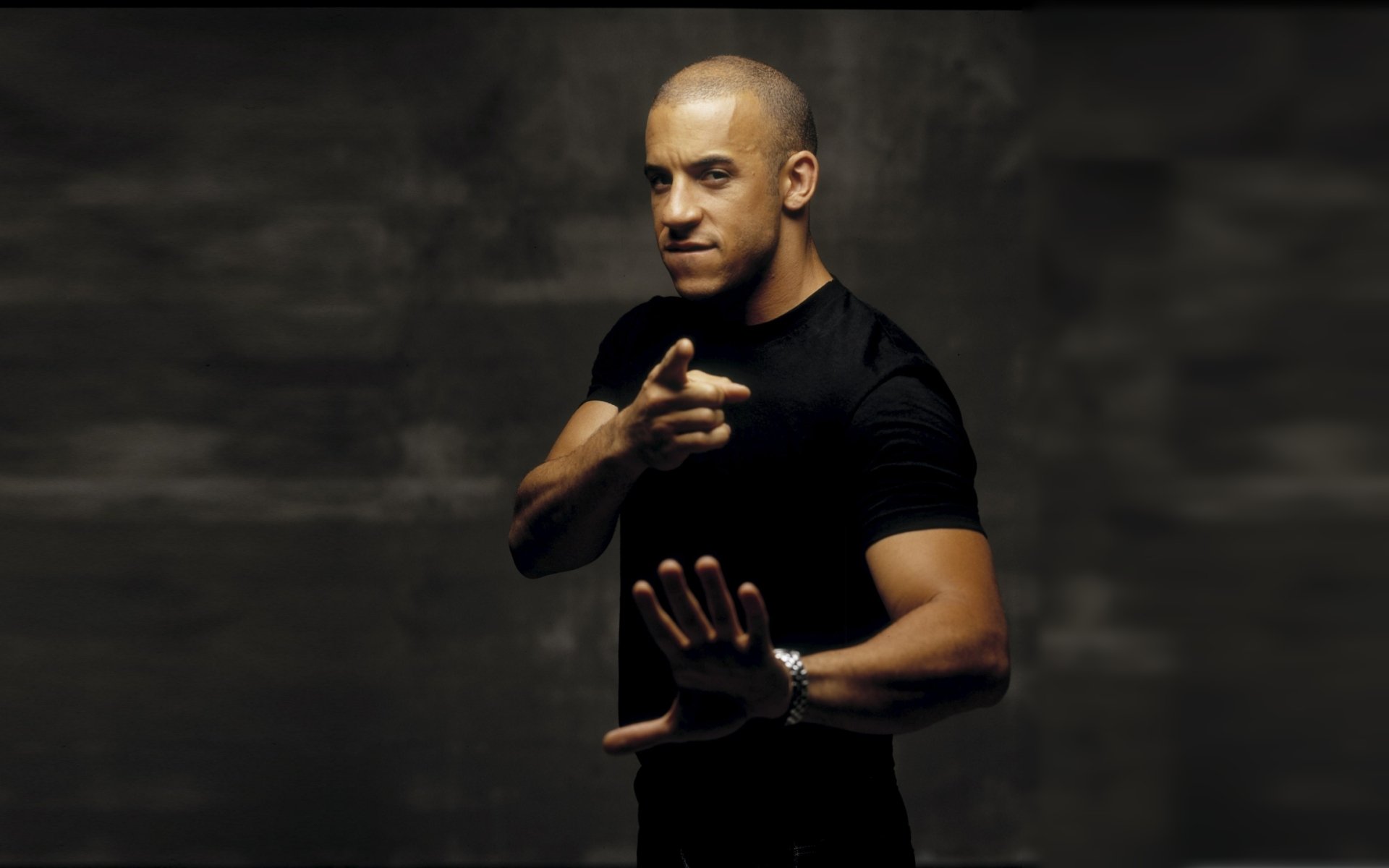 vin diesel marc sinclair vincent scénariste producteur homme homme chauve regard émotion défense menace