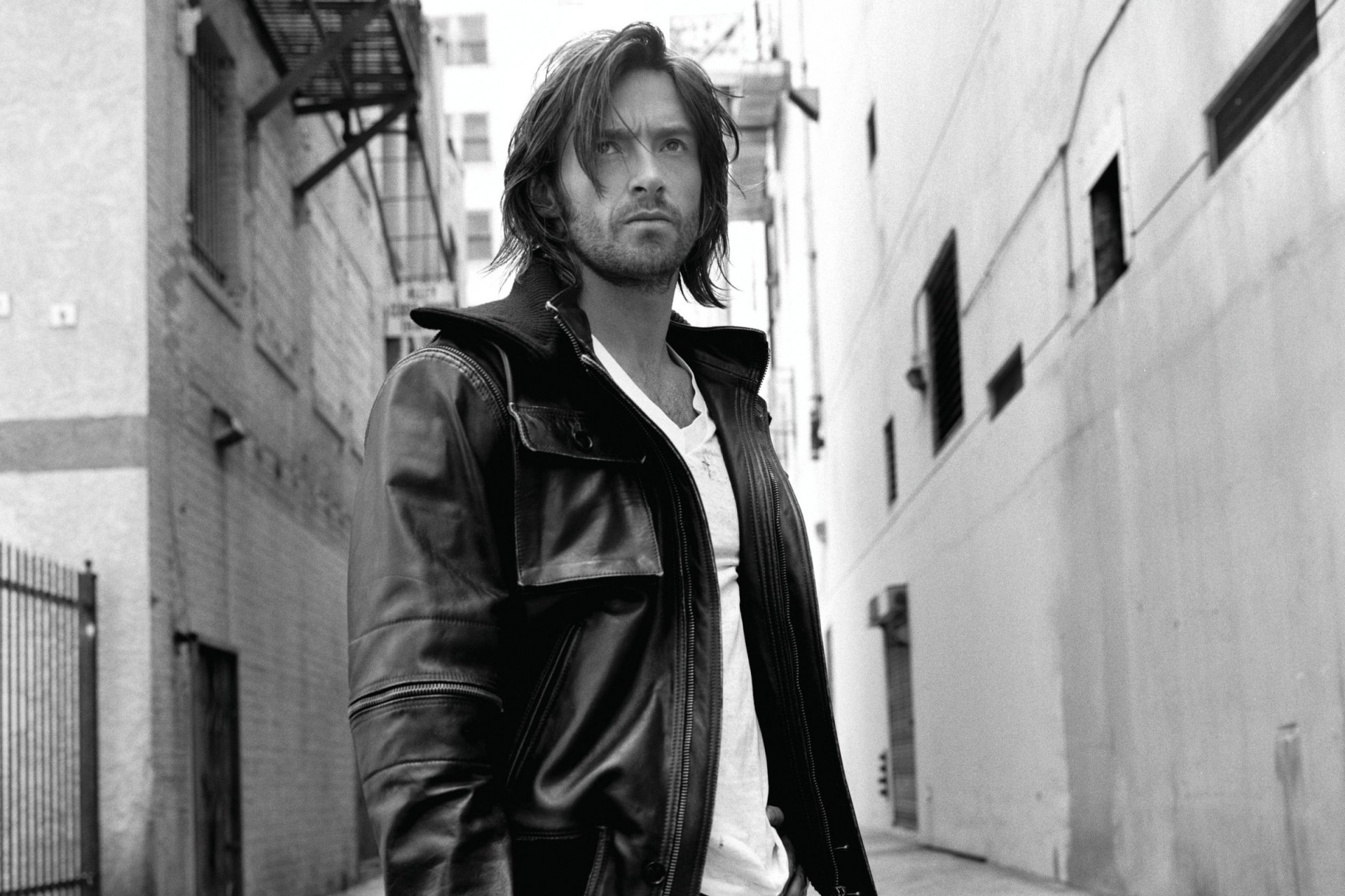 hugh jackman actor hombre hombre chaqueta de cuero camiseta blanca pelo mirada foto en blanco y negro